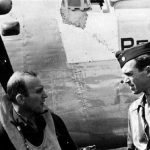 昔のパイロットがいつも首に巻いていたマフラーのわけは？