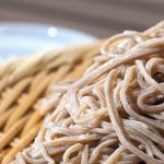 うまい立ち食いそばと親子丼の意外な関係、安さの鍵は中国にあり